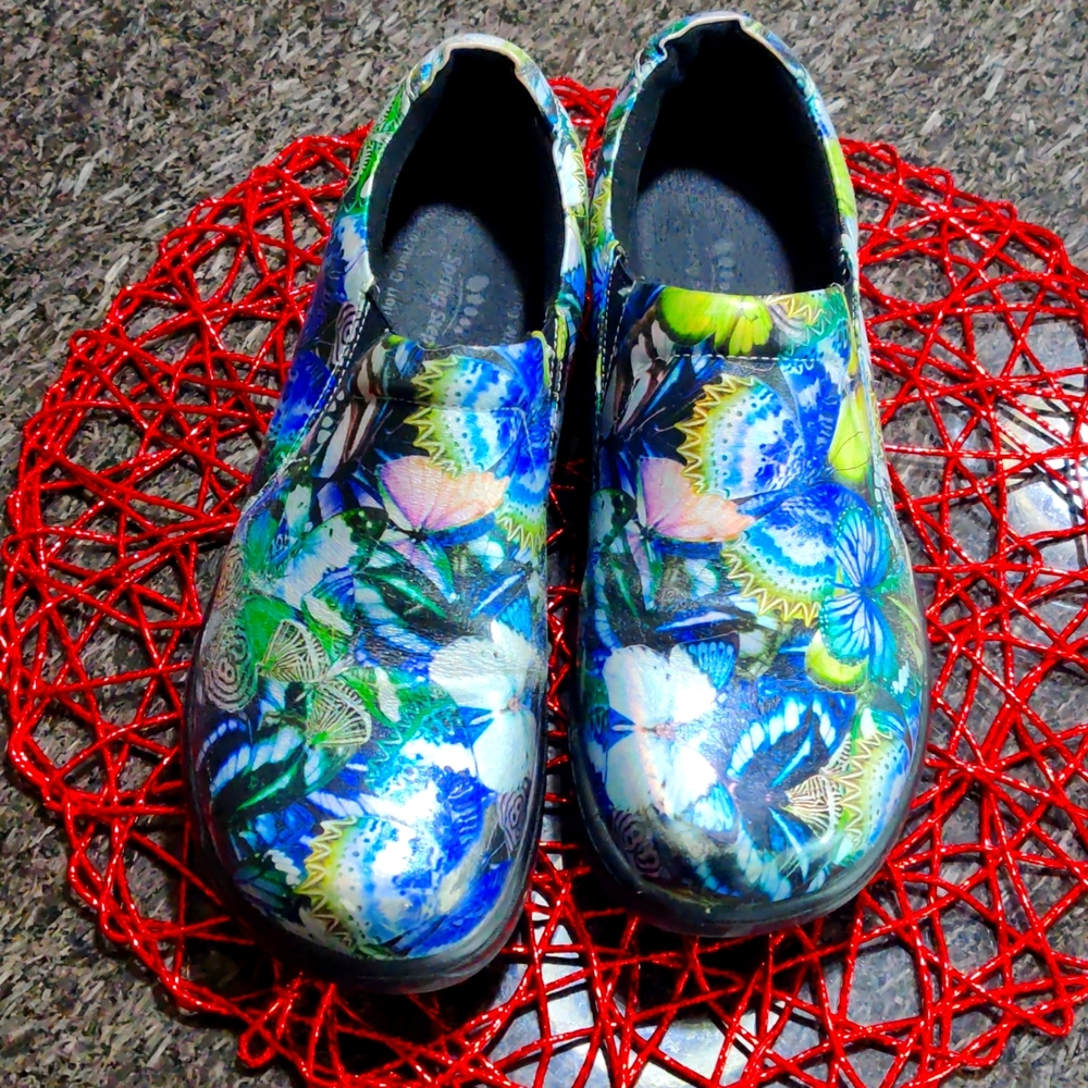 Spring step clogs with butterfly size 7.5